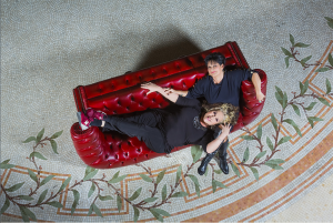Marianne James et Mauranne dans un canapé Chesterfield Rouge Capitonné
