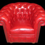 fauteuil Chesterfield en cuir de buffle coloris rouge assise coussin plume