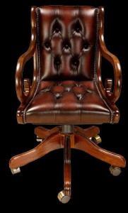 fauteuil de bureau Anglais Regency en cuir de vachette coloris marron patiné