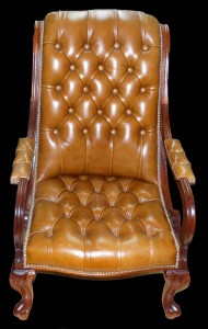 Soldes fauteuil Anglais Chippendale en cuir de vachette coloris gold patiné